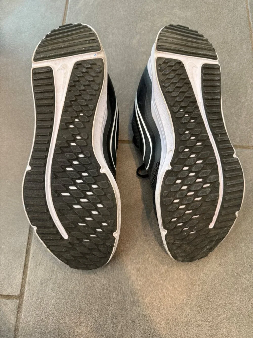 Nike Cosmic Runner Boys Shoe Size 5 Y Black